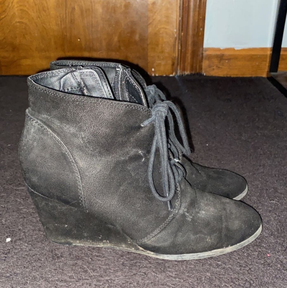 Black wedges